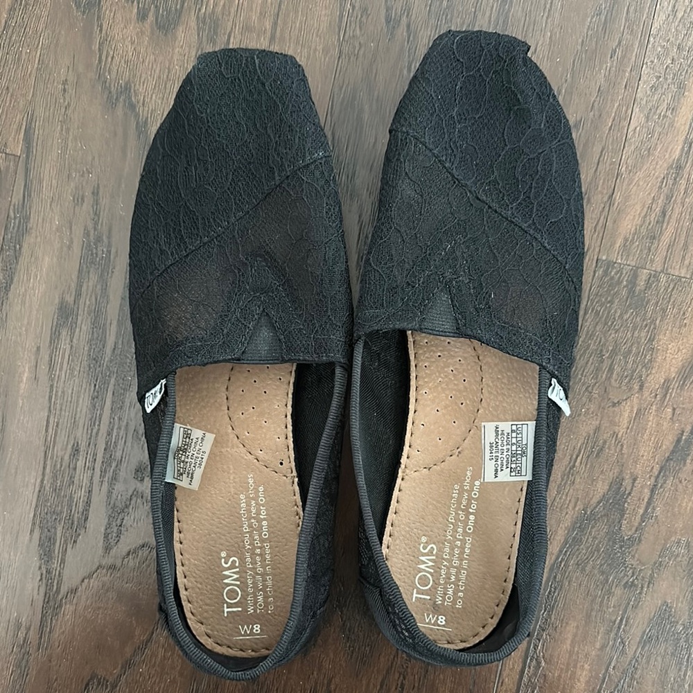 🎉HOST PICK 🎉 TOMS Women's Black Lace Slip-On Shoes